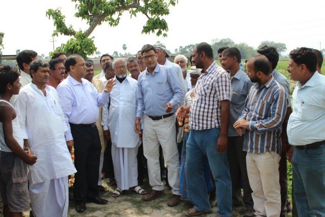 Agriculture Production Commissioner (3rd from the left) discussing climate smart practices with farmers in Digambra village (photo taken by Deepak)