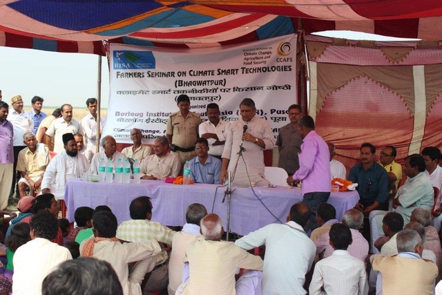 The Agriculture Minister discussing the climate smart agriculture practices in the Bhagwatpur climate smart village of Samstipur district ( photo taken by Deepak)